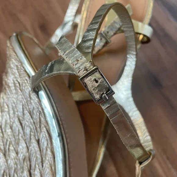 Badgley Mischka 7.5 Gold T-Strap Sling-Back Buckle Jute Wedges Heels - Picture 3 of 9